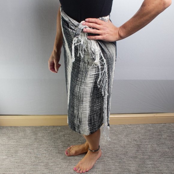 Black and White Lightweight Scarf Wrap W/ Fringe 72x27 - Picture 3 of 9